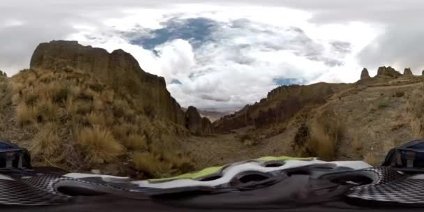 360度ラパス ボリビアの 動物の谷 でロッキー山脈といくつかのポインティを持つ日没の山での観光客の探索の景色 — ストック動画