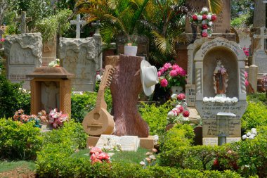Barichara, Santander / Kolombiya - 3 Nisan 2019: Bir Lavta ve Mezarın Üzerinde Beyaz Şapka Yanındaki Kalın Ahşap Sandık, Eski Mezarlıkta Dini figürleri veya haçları olan diğer Mezar Taşları