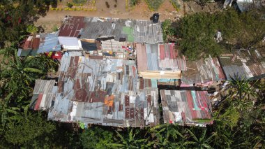 Eski Paslı Metal Çatı Evleri