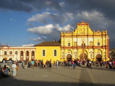 San Cristobal de las Casas, Chiapas / Mexico - 8 Ocak 2012: Yolcular Sarı ve Kırmızı İkonik Katedralinden Geçiyor