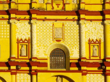 San Cristobal de las Casas, Chiapas / Mexico - 8 Ocak 2012: Yolcular Sarı ve Kırmızı İkonik Katedralinden Geçiyor