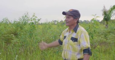 Sarı Gömlekli Yaşlı İspanyol Adam ve Yeşil Tarım Arazisi Kaptanı 