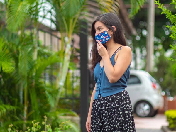 西班牙裔年轻女子 蓝花手工艺者面罩 望着街道 — 图库照片