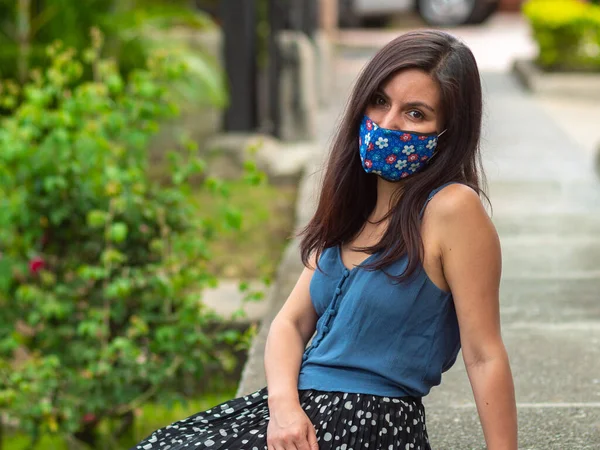 Junge Hispanische Lateinamerikanische Frau Sitzt Auf Dem Bürgersteig Mit Blue — Stockfoto
