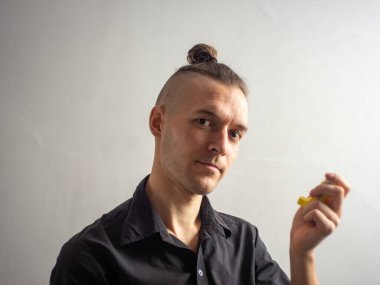 Siyah Gömlekli Beyaz Erkek Astım ve Alerji İlgili Solunum Sorunları İçin Salbutamol Solunum Cihazı Kullanıyor