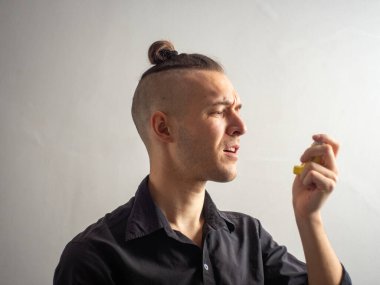 Siyah Gömlekli Beyaz Erkek Astım ve Alerji İlgili Solunum Sorunları İçin Salbutamol Solunum Cihazı Kullanıyor