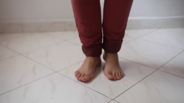 Pés Mulher Fazendo Muitos Passos Dança Piso Telha Branca — Vídeo de Stock