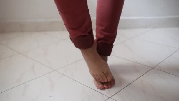 Lemak Atau Kaki Wanita Membengkak Pada Lantai Tile Putih Menggaruk — Stok Video