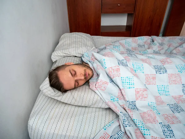 Joven Caucásico Macho Durmiendo Cama Por Mañana — Foto de Stock