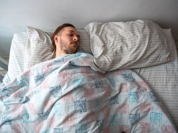 Joven Caucásico Macho Durmiendo Cama Por Mañana — Foto de Stock