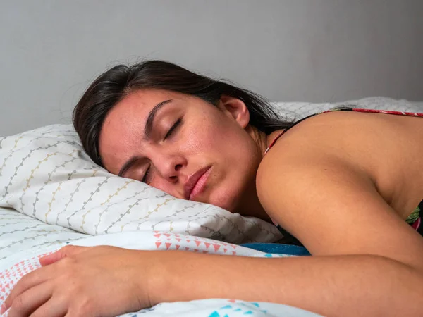 Joven Morena Cabello Hispano Mujer Durmiendo Cama — Foto de Stock