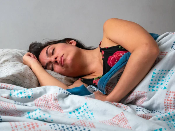 Joven Morena Cabello Hispano Mujer Durmiendo Cama — Foto de Stock