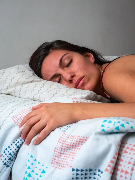 Joven Morena Cabello Hispano Mujer Durmiendo Cama — Foto de Stock