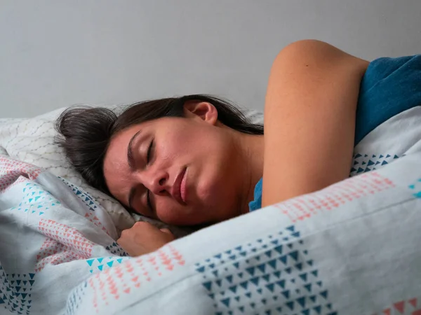 Joven Morena Cabello Hispano Mujer Durmiendo Cama — Foto de Stock