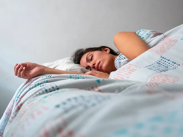 Joven Morena Cabello Hispano Mujer Durmiendo Cama — Foto de Stock