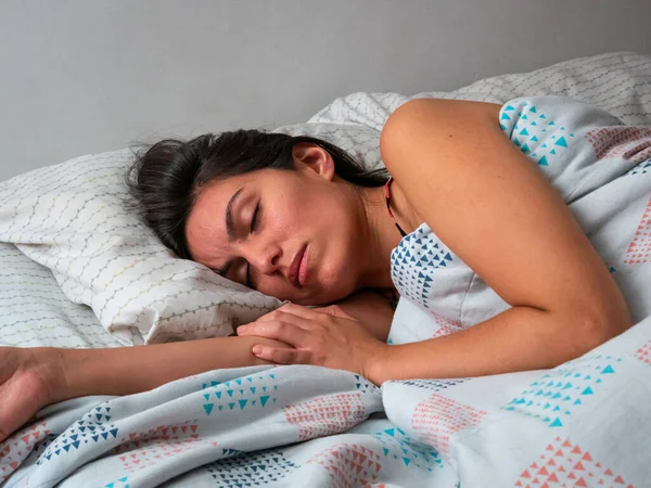 Joven Morena Cabello Hispano Mujer Durmiendo Cama — Foto de Stock