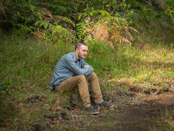 Hombre Rubio Caucásico Está Sentado Suelo Medio Naturaleza — Foto de Stock