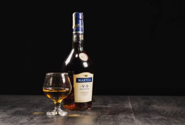 Kiev, Ukrayna - 07 Kasım 2018. Bir şişe Martell Konyağı, 1715 'te Fransız şarap ve içki holdingi Pernod-Ricard' a ait Jean Martell tarafından kurulan bir marka..