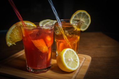 Siyah bir zemin üzerine taze kokteyl. Siyah bir arka plan üzerinde alkollü kokteyl. Meyve bir kokteyl ile. Alkolsüz kokteyl. Kokteyller siyah bir zemin üzerine karışımı.