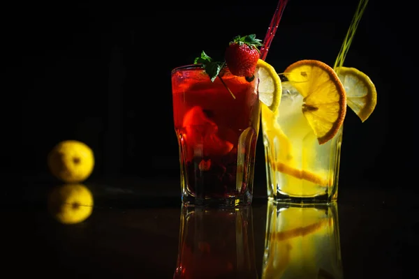 Verse Cocktail Een Zwarte Achtergrond Alcoholische Cocktail Een Zwarte Achtergrond — Stockfoto