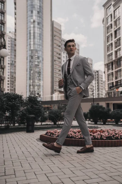 Şadamı Genç Yakışıklı Tam Takım Elbise Şehir Caddesinde Yürürken Kentsel — Stok fotoğraf