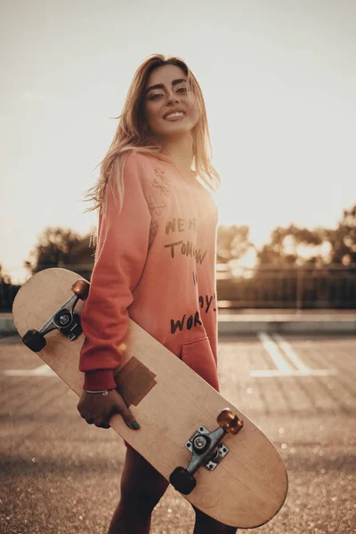 Menina Elegante Feliz Com Skate Com Capuz Vermelho Rua Cidade — Fotografia de Stock