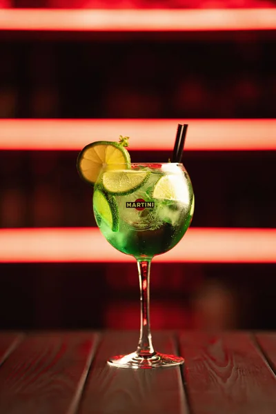 Verse Cocktail Een Neon Achtergrond Alcoholische Cocktail Vruchten Niet Alcoholische — Stockfoto
