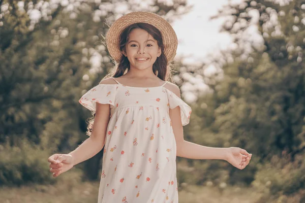 Modern Mooi Jong Meisje Model Hoed Sundress Poseren Het Park — Stockfoto