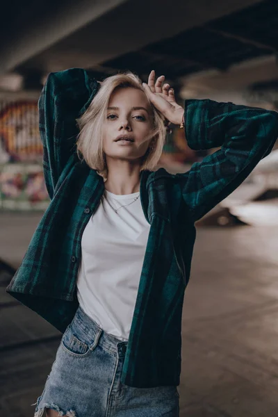 Portret Van Stijlvol Sexy Schattig Blond Meisje Shirt Korte Broek — Stockfoto