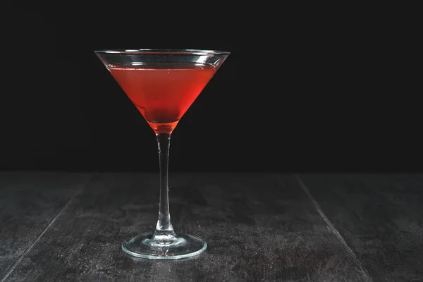 Kosmopolitische Cocktail Mooie Rode Kleur Voor Een Zwarte Achtergrond — Stockfoto