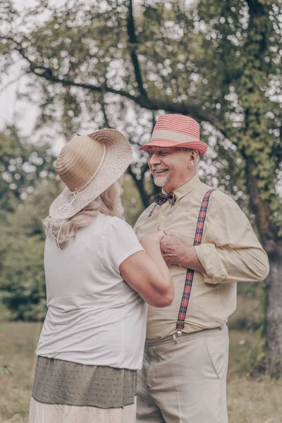 Couple Heureux Vieux Dansent Dans Parc Grand Père Regarde Grand — Photo