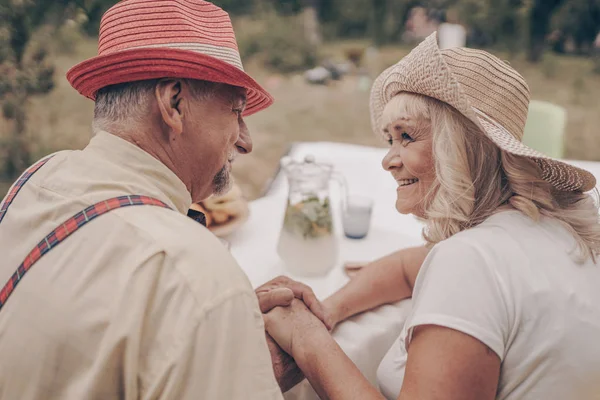 Joyeux Grand Mère Assoit Table Souvient Jeunesse Côté Elle Trouve — Photo