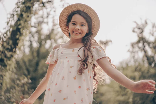 Modelo Menina Bonita Por Sol Parque Vestindo Sundress Chapéu Retrato — Fotografia de Stock