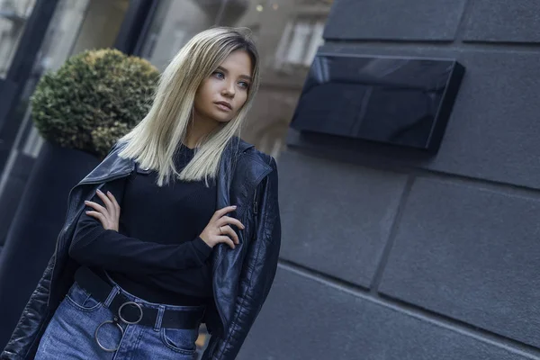 Mulher Beleza Elegante Roupas Casuais Andando Estrada Rua Cidade Retrato — Fotografia de Stock