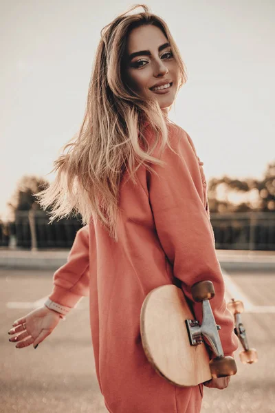 Gadis Cantik Bergaya Perkotaan Dengan Hoodie Merah Dan Skateboard Berjalan — Stok Foto