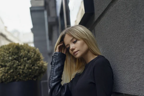 Mulher Beleza Elegante Roupas Casuais Andando Estrada Rua Cidade Retrato — Fotografia de Stock