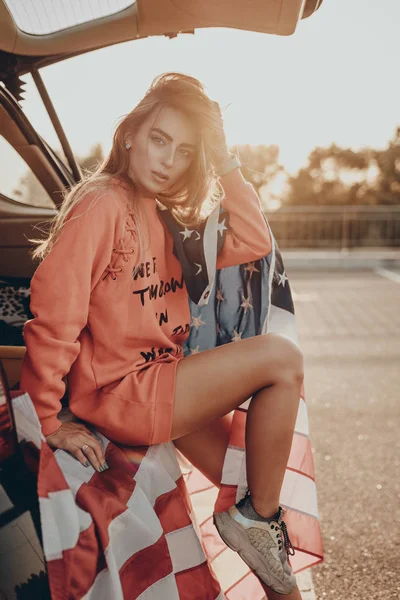 Atractivo Adolescente Elegante Sentado Coche Aparcamiento Con Bandera Americana Sudadera — Foto de Stock