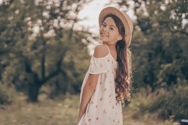 Retrato Menina Sorridente Feliz Parque Pôr Sol Modelo Criança Moderna — Fotografia de Stock