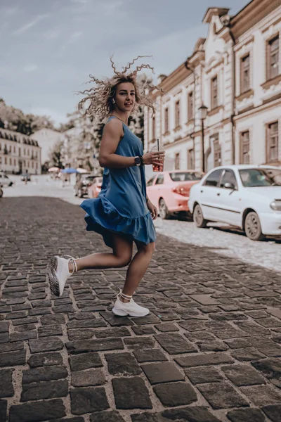 Straatleven Meisje Zonnejurk Jonge Mooie Vrouw Wandelende Stad Stedelijke Stijl — Stockfoto