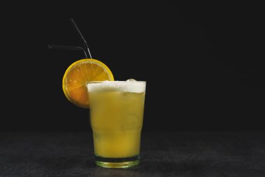 Siyah arka planda taze bir kokteyl. Alkolik ve Meyvesiz Kokteyller. 