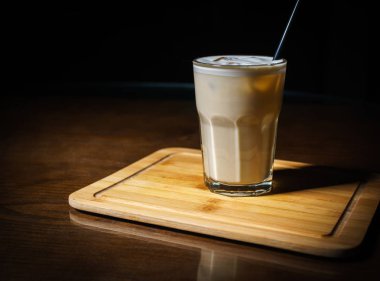 Siyah arka planda kahve içiyorlar. Siyah bir masada kahve. Soğuk kahve. Sütlü. Kapuçino. Espresso. Kahve kokteylleri. Milkshakeler. Krem şanti. Barista. 
