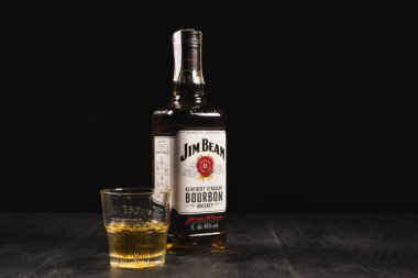 Kiev, Ukrayna - 02 Kasım 2018. Jim Beam, dünyada en çok satan burbon markalarından biridir. Beam Inc. tarafından Clermont, Kentucky 'de üretilir..