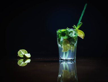 Siyah bir zemin üzerine taze kokteyl. Siyah bir arka plan üzerinde alkollü kokteyl. Meyve bir kokteyl ile. Alkolsüz kokteyl. Kokteyller siyah bir zemin üzerine karışımı.