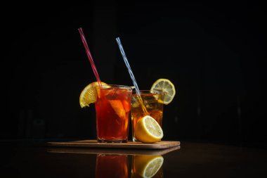 Siyah bir zemin üzerine taze kokteyl. Siyah bir arka plan üzerinde alkollü kokteyl. Meyve bir kokteyl ile. Alkolsüz kokteyl. Kokteyller siyah bir zemin üzerine karışımı.
