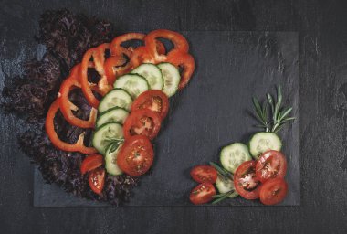 Pişirmek için ham malzemeler. Domates, salatalık, biber, otlar, baharatlar, masada zeytinyağı. Yemek pişirmek için hazır. Üst görünüm arkaplanı. Mesaj için yer var. Sağlıklı beslenme. Yemek pişirme konsepti. 