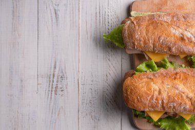 Lezzetli yemek. Ev yapımı kahvaltı. Lezzetli yemek. Ekmek, sandviç, domatesli tost. Mutfağa. Beyaz tablo