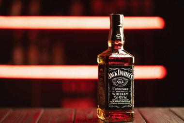 Kiev, Ukrayna - 09.10.2019. Jack Daniel 's, Tennessee viskisinin bir markası ve dünyada en çok satan Amerikan viskisi.