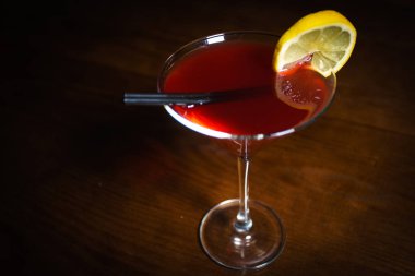 Siyah bir zemin üzerine taze kokteyl. Siyah bir arka plan üzerinde alkollü kokteyl. Meyve bir kokteyl ile. Alkolsüz kokteyl. Kokteyller siyah bir zemin üzerine karışımı. 