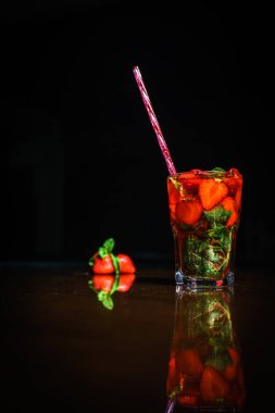 Siyah arka planda cam kavanozda kokteyl.