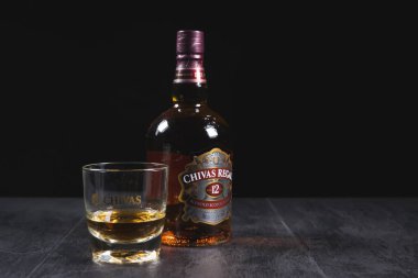 Viskilerden en az 12 yıl olgunlaşan Chivas Regal 12 Altın İmza, İskoçya 'nın Keith şehrinde Chivas Brothers tarafından üretilen bir viskidir..